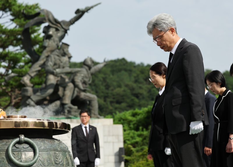 김상환 헌법재판소장이 24일 오전 서울 동작구 국립서울현충원을 찾아 현충탑에 묵념하고 있다. 2025.7.24/뉴스1 ⓒ News1 오대일 기자