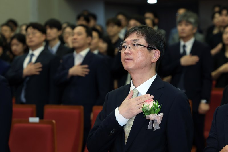 오영준 헌법재판소 재판관이 24일 오전 서울 종로구 재동 헌법재판소에서 열린 취임식에서 국민의례를 하고 있다. 2025.7.24/뉴스1 ⓒ News1 박정호 기자