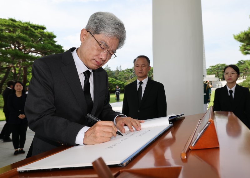 김상환 헌법재판소장이 24일 오전 서울 동작구 국립서울현충원을 참배한 후 방명록을 쓰고 있다. 2025.7.24/뉴스1 ⓒ News1 오대일 기자