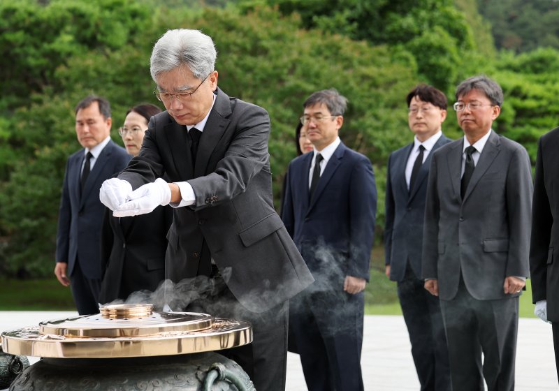 김상환 헌법재판소장이 24일 오전 서울 동작구 국립서울현충원을 찾아 현충탑에 분향하고 있다. 2025.7.24/뉴스1 ⓒ News1 오대일 기자