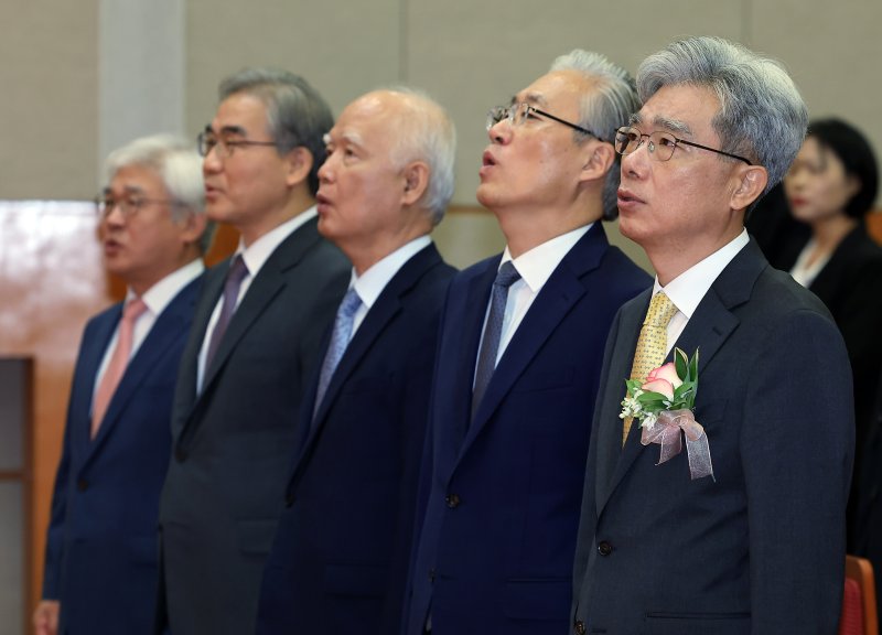 김상환 헌법재판소장과 헌법재판소 재판관들이 24일 오전 서울 종로구 재동 헌법재판소에서 열린 취임식에 애국가를 제창하고 있다. 오른쪽부터 김 헌법재판소장, 김형두, 정형식, 조한창, 마은혁 헌법재판관. 2025.7.24/뉴스1 ⓒ News1 박정호 기자