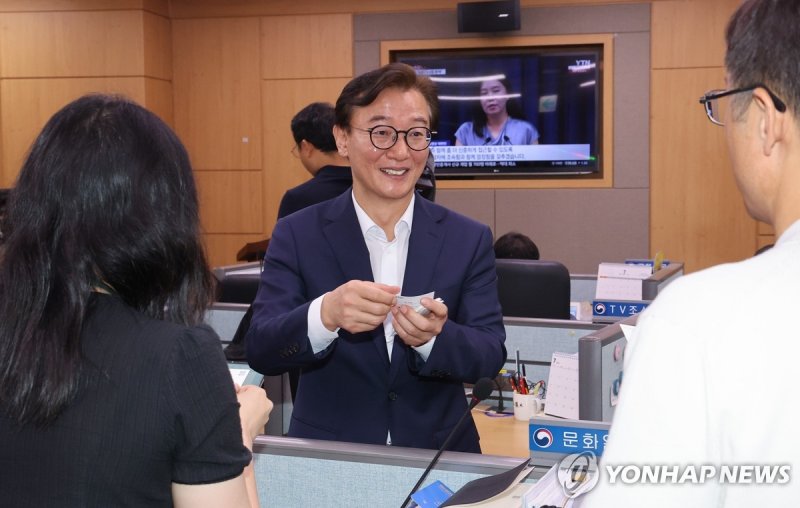 기자들과 인사 나누는 전재수 해양수산부 장관 (출처=연합뉴스)