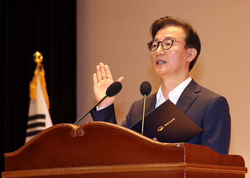 [세종=뉴시스] 강종민 기자 = 전재수 해양수산부 장관이 24일 세종시 정부세종청사 대강당에서 열린 취임식에서 취임선서를 하고 있다. 2025.07.24. ppkjm@newsis.com