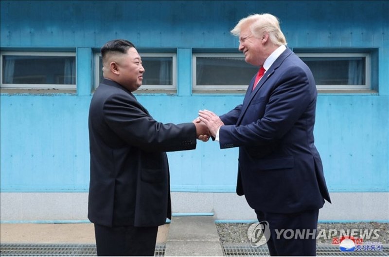 2019년 판문점에서 만난 김정은 국무위원장과 도널드 트럼프 대통령 (출처=연합뉴스)