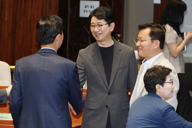 주진우 국민의힘 의원이 23일 오전 서울 여의도 국회에서 열린 의원총회에서 의원들과 인사나누고 있다. 2025.7.23/뉴스1 ⓒ News1 이광호 기자