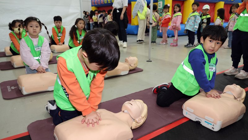 [세종=뉴시스] 강종민 기자 = 지난해 4월 세종시 어진동 정부세종컨벤션센터에서 열린 안전체험교실에서 어린이들이 심폐소생술을 배우고 있다. 2024.04.16. ppkjm@newsis.com