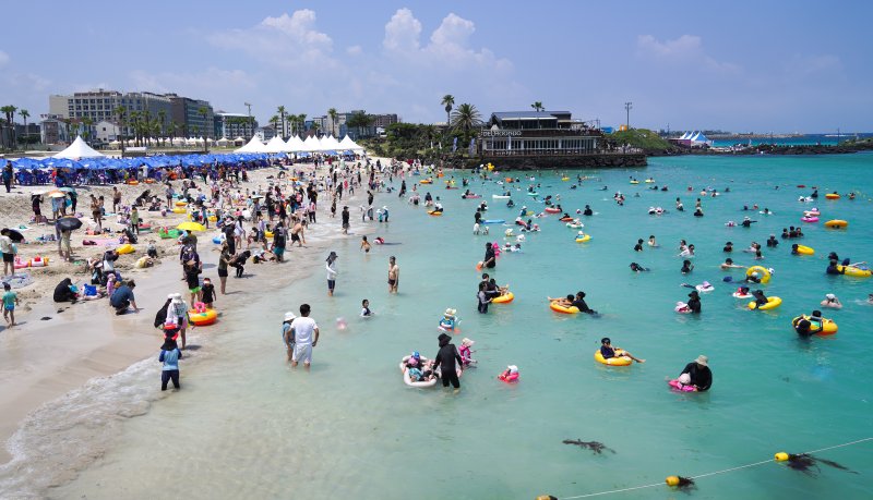 [제주=뉴시스] 우장호 기자 = 제주시 조천읍 함덕해수욕장에서 피서객들이 바닷물에 몸을 담그며 더위를 식히고 있다. 기사 내용과 사진은 관계 없음. 2025.07.14. woo1223@newsis.com