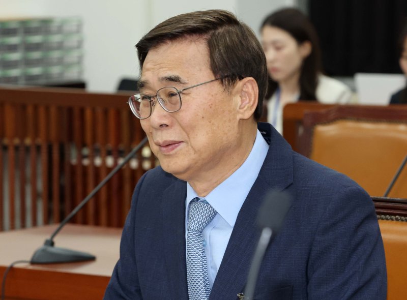 [서울=뉴시스] 국회사진기자단 = 이종석 국정원장이 26일 서울 여의도 국회에서 열린 정보위원회 전체회의에 출석하고 있다. 2025.06.26. photo@newsis.com