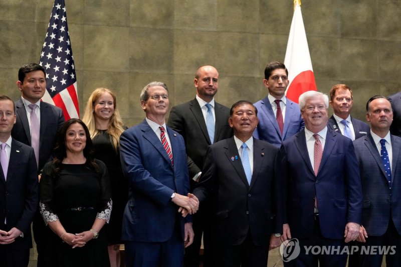 베선트 장관과 악수하는 이시바 일본 총리 (출처=연합뉴스)