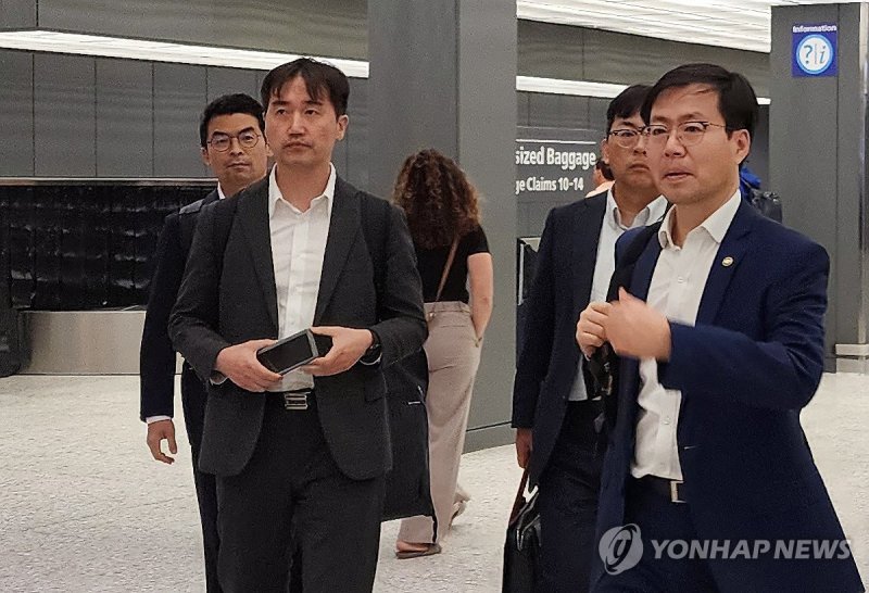 여한구 22일 미국 도착한 여한구 통상교섭본부장(오른쪽) (출처=연합뉴스)