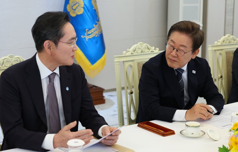 [서울=뉴시스] 최진석 기자 = 이재명 대통령이 13일 서울 용산 대통령실에서 열린 6경제단체와 기업인 간담회에서 이재용 삼성전자 회장의 발언을 경청하고 있다. 2025.06.13. myjs@newsis.com