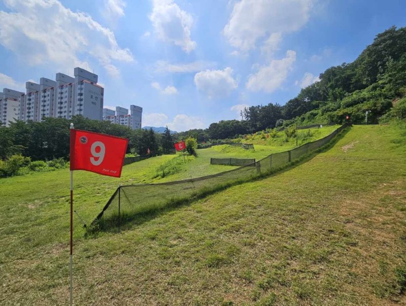 [광주=뉴시스] 광주 서구 풍암동 금당산에 불법 으로 조성된 파크골프장. (사진 = 독자 제공) 2025.07.24. lhh@newsis.com *재판매 및 DB 금지
