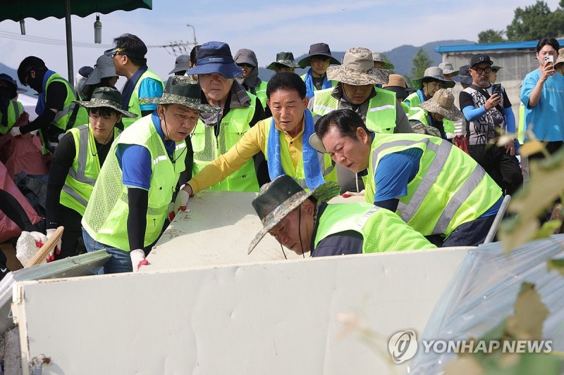 가평 수해 복구 현장 찾은 민주당 (출처=연합뉴스)