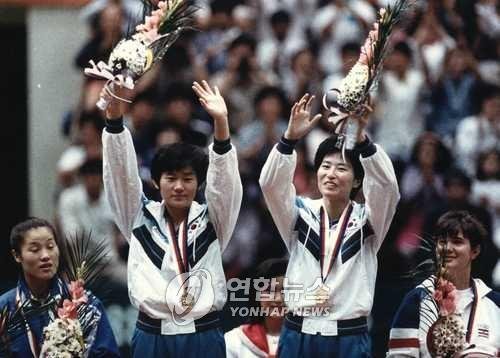 1988년 서울올림픽 여자복식 금메달을 합작한 현정화(왼쪽)와 양영자 (출처=연합뉴스)