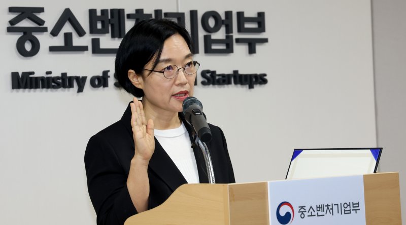 한성숙 중소벤처기업부 장관이 24일 오전 정부세종청사 중소벤처기업부에서 열린 취임식에서 취임 선서를 하고 있다. 뉴스1