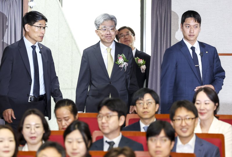 [서울=뉴시스] 조성우 기자 = 김상환 신임 헌법재판소장이 24일 오전 서울 종로구 헌법재판소에서 열린 취임식에 참석하고 있다. 2025.07.24. xconfind@newsis.com