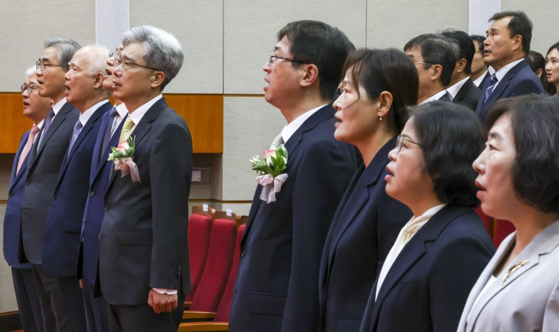 [서울=뉴시스] 조성우 기자 = 김상환 신임 헌법재판소장을 비롯한 헌법재판관들이 24일 오전 서울 종로구 헌법재판소에서 열린 헌법재판소장 취임식에서 국민의례를 하고 있다. 2025.07.24. xconfind@newsis.com