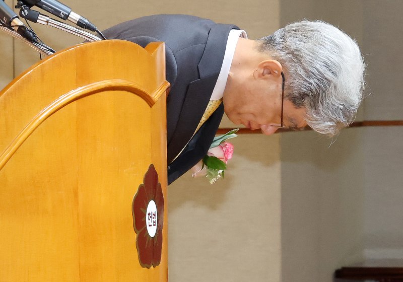 [서울=뉴시스] 조성우 기자 = 김상환 신임 헌법재판소장이 24일 오전 서울 종로구 헌법재판소에서 열린 취임식에서 취임사에 앞서 인사하고 있다. 2025.07.24. xconfind@newsis.com