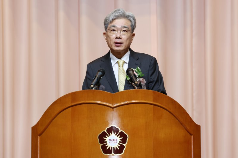 [서울=뉴시스] 조성우 기자 = 김상환 신임 헌법재판소장이 24일 오전 서울 종로구 헌법재판소에서 열린 취임식에서 취임사를 하고 있다. 2025.07.24. xconfind@newsis.com