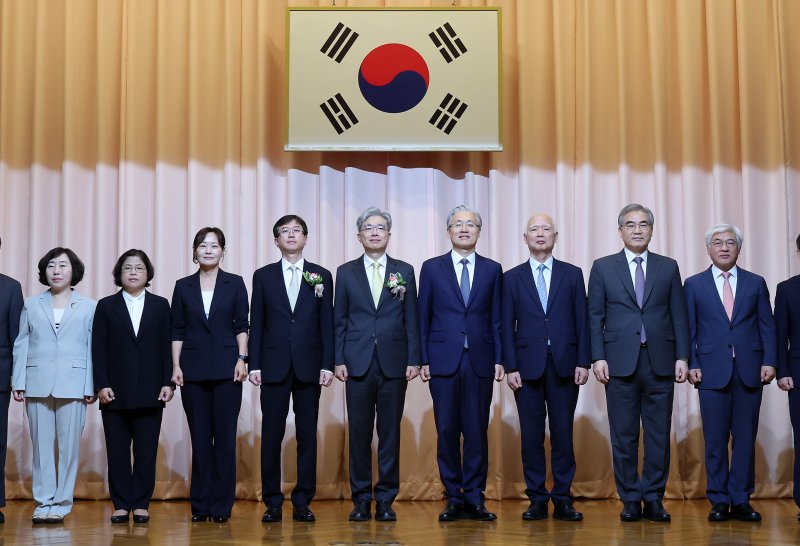 [서울=뉴시스] 조성우 기자 = 김상환(오른쪽 다섯 번째부터) 신임 헌법재판소장과 오영준 신임 헌법재판관이 24일 오전 서울 종로구 헌법재판소에서 열린 취임식을 마치고 헌법재판관들과 기념촬영을 하고 있다. 왼쪽부터 정계선, 김복형, 정정미, 오영준 재판관, 김상환 헌법재판소장, 김형두, 정형식, 조한창, 마은혁 재판관. 2025.07.24. xconfind@newsis.com