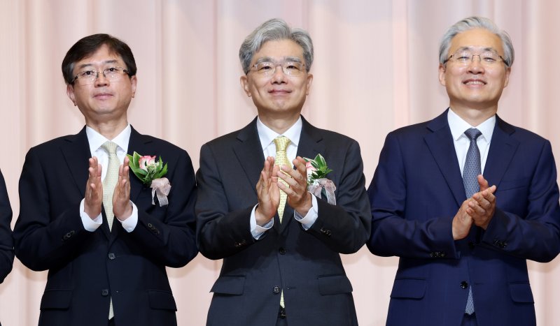[서울=뉴시스] 조성우 기자 = 김상환(오른쪽 두 번째부터) 신임 헌법재판소장과 오영준 신임 헌법재판관이 24일 오전 서울 종로구 헌법재판소에서 열린 취임식을 마치고 헌법재판관들과 기념촬영을 하고 있다. 왼쪽부터 오영준 재판관, 김상환 헌법재판소장, 김형두 재판관. 2025.07.24. xconfind@newsis.com