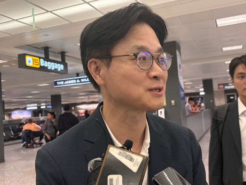 김정관 산업통상자원부 장관이 23일(현지시간) 워싱턴DC 인근 덜레스 국제공항에서 한국 기자들과 만나 한미 무역협상과 관련한 기자들의 질문에 답하고 있다. ⓒ News1 류정민 특파원