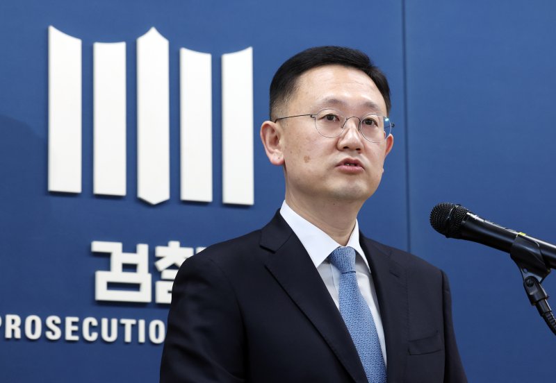 박세현 검찰 비상계엄 특별수사본부장(서울고검장)이 8일 오후 서울 서초구 서울고검 기자실에서 수사 관련 브리핑을 하고 있다. 2024.12.8/뉴스1 ⓒ News1 황기선 기자