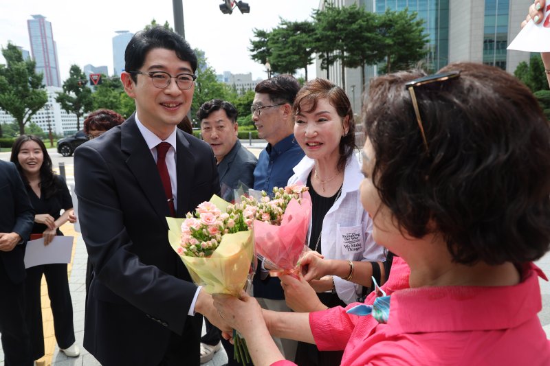 [서울=뉴시스] 김명년 기자 = 주진우 국민의힘 의원이 24일 오전 서울 여의도 국회 소통관 앞에서 당대표 출마선언 기자회견을 위해 이동하던 중 지지자들에게 꽃다발을 받고 있다. 2025.07.24. kmn@newsis.com