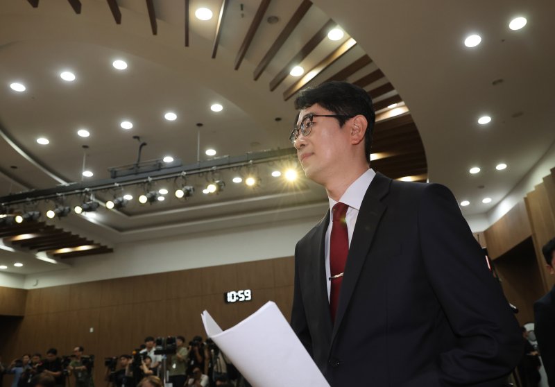 [서울=뉴시스] 김명년 기자 = 주진우 국민의힘 의원이 24일 오전 서울 여의도 국회 소통관에서 당대표 출마선언 기자회견을 위해 이동하고 있다. 2025.07.24. kmn@newsis.com
