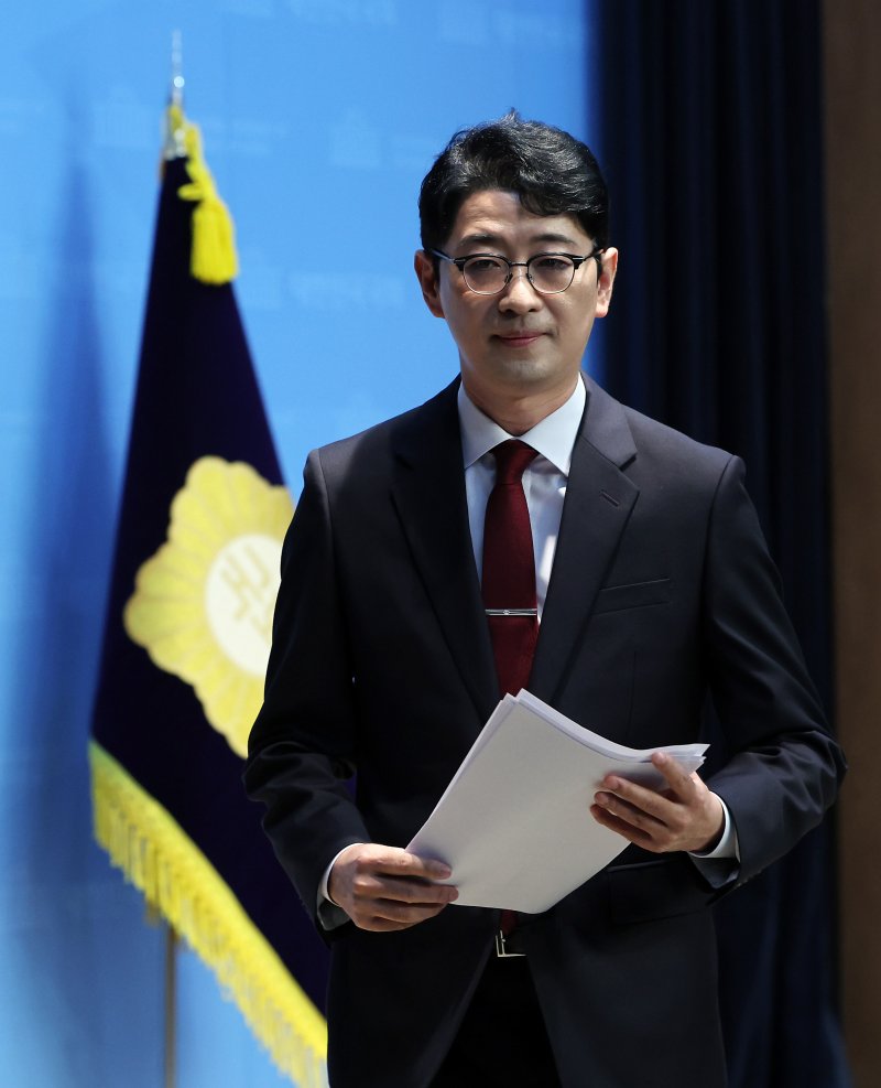 [서울=뉴시스] 김명년 기자 = 국민의힘 당 대표 출마선언을 한 주진우 의원이 24일 오전 서울 여의도 국회 소통관에서 출마선언을 마치고 이동하고 있다. 2025.07.24. kmn@newsis.com