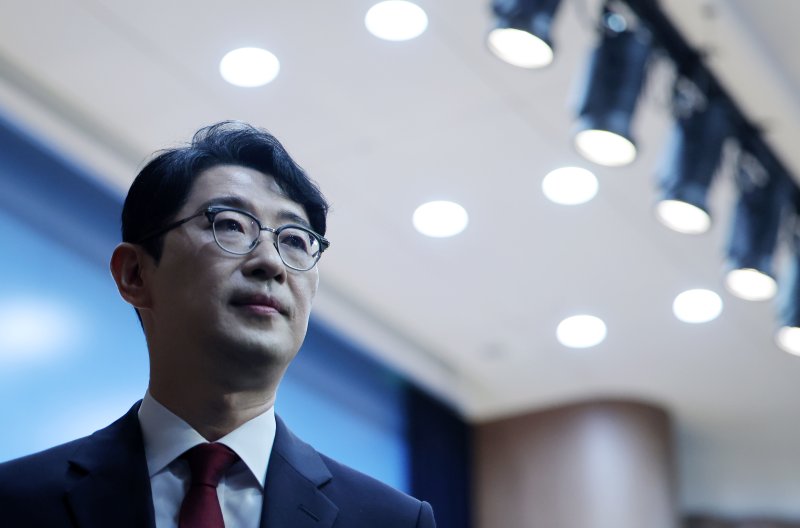 [서울=뉴시스] 김명년 기자 = 국민의힘 당 대표 출마선언을 한 주진우 의원이 24일 오전 서울 여의도 국회 소통관에서 출마선언을 마치고 이동하고 있다. 2025.07.24. kmn@newsis.com