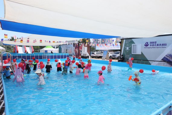 24일 울산 태화강 수상스포츠센터 개장에 맞춰 함께 문을 연 어린이물놀이장. 울산시 제공