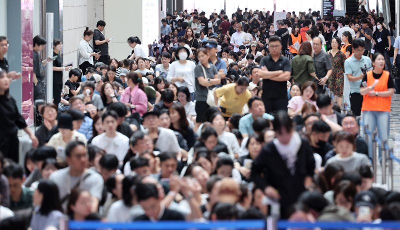 24일 서울 강남구 삼성동 코엑스에서 열린 2026학년도 수시대학입학정보박람회를 찾은 수험생과 학부모들이 입장을 기다리고 있다. 2025.7.24/뉴스1 ⓒ News1 김성진 기자