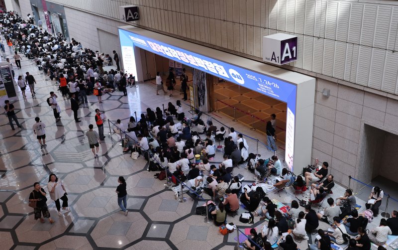 24일 서울 강남구 삼성동 코엑스에서 열린 2026학년도 수시대학입학정보박람회를 찾은 수험생과 학부모들이 입장을 기다리고 있다. 2025.7.24/뉴스1 ⓒ News1 김성진 기자