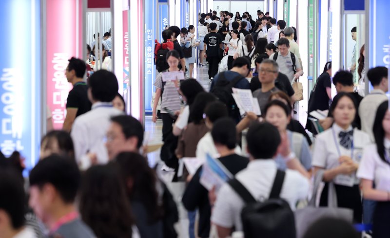 24일 서울 강남구 삼성동 코엑스에서 열린 2026학년도 수시대학입학정보박람회를 찾은 수험생과 학부모들이 대학부스를 둘러보고 있다. 2025.7.24/뉴스1 ⓒ News1 김성진 기자