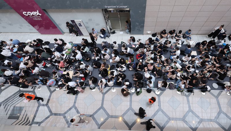24일 서울 강남구 삼성동 코엑스에서 열린 2026학년도 수시대학입학정보박람회를 찾은 수험생과 학부모들이 입장을 기다리고 있다. 2025.7.24/뉴스1 ⓒ News1 김성진 기자