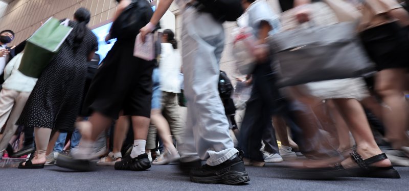 24일 서울 강남구 삼성동 코엑스에서 열린 2026학년도 수시대학입학정보박람회를 찾은 수험생과 학부모들이 입장하고 있다. 2025.7.24/뉴스1 ⓒ News1 김성진 기자