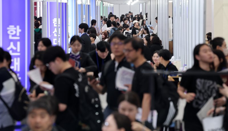 24일 서울 강남구 삼성동 코엑스에서 열린 2026학년도 수시대학입학정보박람회를 찾은 수험생과 학부모들이 대학부스를 둘러보고 있다. 2025.7.24/뉴스1 ⓒ News1 김성진 기자