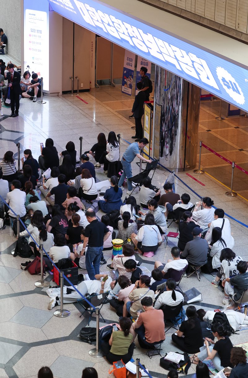 24일 서울 강남구 삼성동 코엑스에서 열린 2026학년도 수시대학입학정보박람회를 찾은 수험생과 학부모들이 입장을 기다리고 있다. 2025.7.24/뉴스1 ⓒ News1 김성진 기자