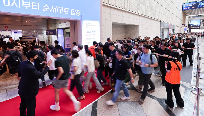 24일 서울 강남구 삼성동 코엑스에서 열린 2026학년도 수시대학입학정보박람회를 찾은 수험생과 학부모들이 입장하고 있다. 2025.7.24/뉴스1 ⓒ News1 김성진 기자