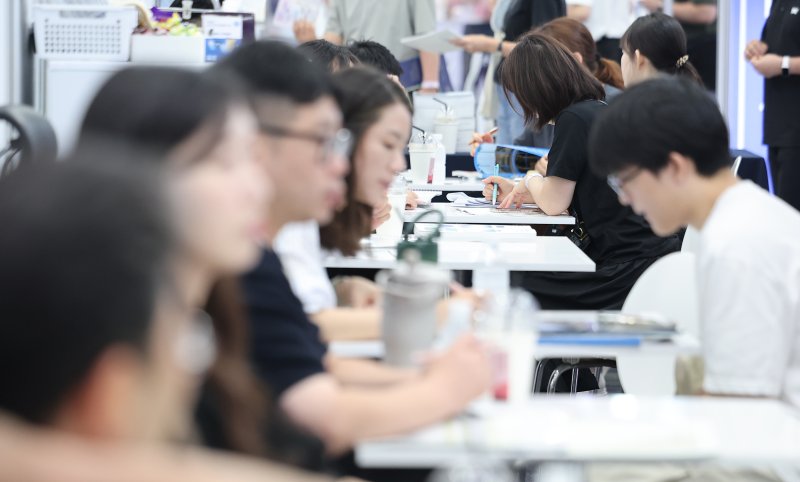 24일 서울 강남구 삼성동 코엑스에서 열린 2026학년도 수시대학입학정보박람회를 찾은 수험생과 학부모들이 입학 상담을 받고 있다. 2025.7.24/뉴스1 ⓒ News1 김성진 기자