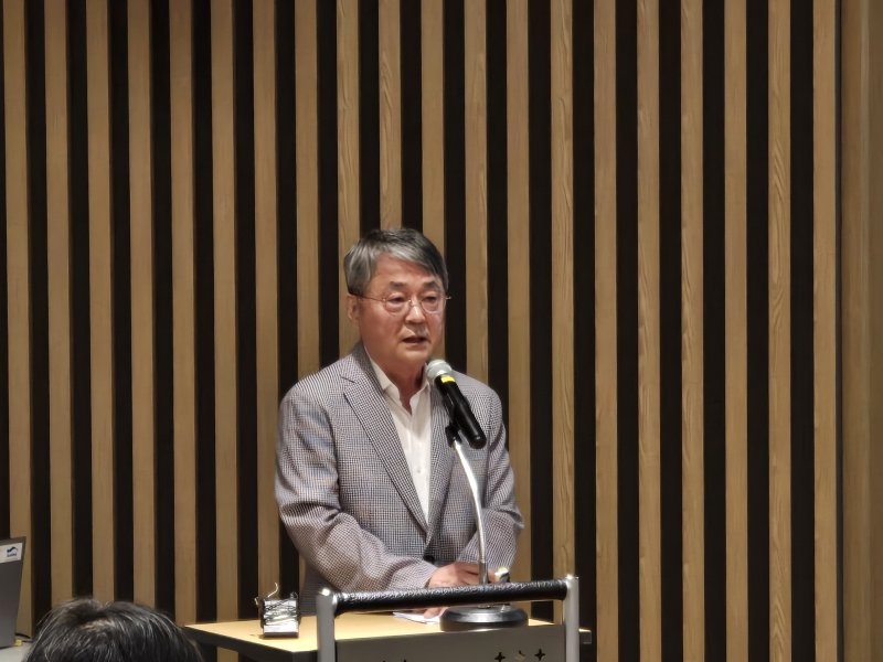 이항구 한국자동차연구원 연구위원이 24일 서울 서초구 자동차회관에서 열린 제43회 자동차모빌리티산업 발전 포럼에서 '자동차 산업 대내외 환경 변화'를 주제로 발표하고 있다. 2025.07.24/뉴스1 김성식 기자