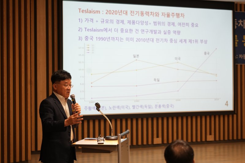 정만기 산업연합포럼 회장이 24일 서울 서초구 자동차회관에서 열린 제43회 자동차모빌리티산업 발전 포럼에서 '생산경쟁력 제고를 통한 지속성장과 미래차 전환 촉진'을 주제로 발표하고 있다(자동차모빌리티산업연합회 제공). 2025.07.24