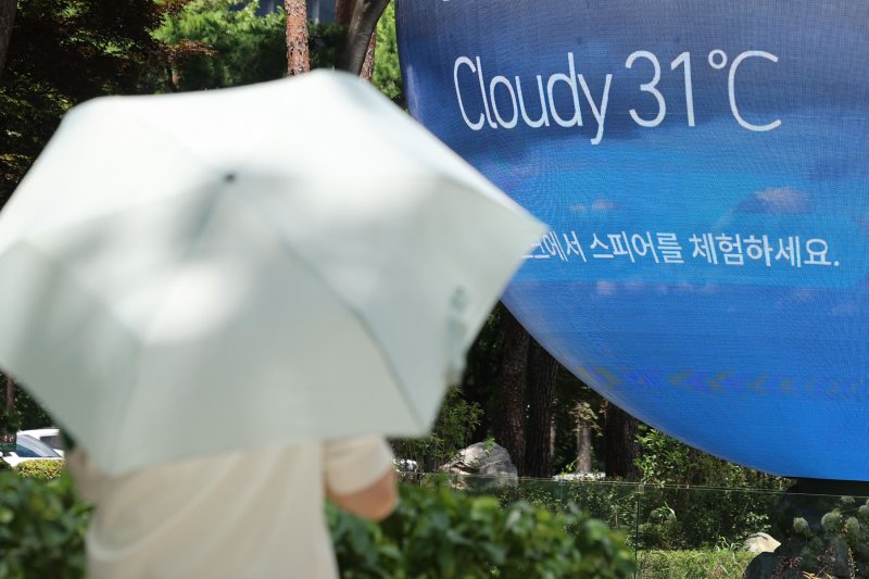 [서울=뉴시스] 권창회 기자 = 전국 대부분 지역에 폭염특보가 발효된 지난 21일 오후 서울 송파구 한 조형물에 현재 기온이 표출되고 있다. 2025.07.21. kch0523@newsis.com