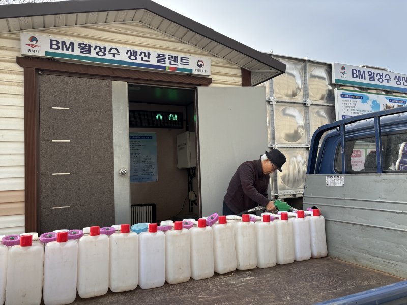 [평택=뉴시스] 액상 형태의 유기질 비료인 BM 활성수를 공급받고 있는 모습 (사진=평택시 제공) 2025.07.24.photo@newsis.com