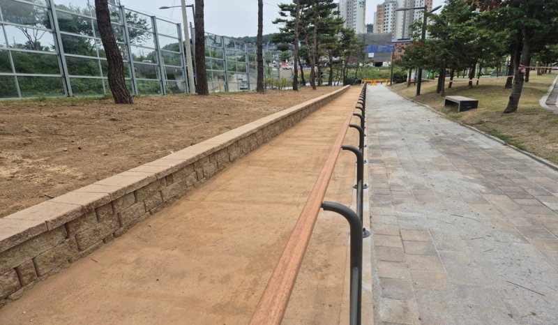 [경기광주=뉴시스] 광주시가 시민 힐링 공간 '흙 향기 맨발 길' 5곳을 조성했다. 사진은 태전동 경관녹지 (사진=광주시 제공) 2025.07.24.photo@newsis.com