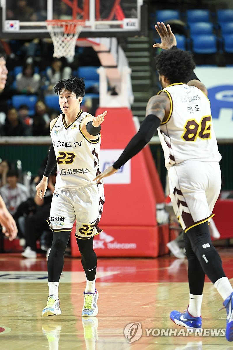 하이파이브 하는 LG 전성현과 먼로 (출처=연합뉴스)