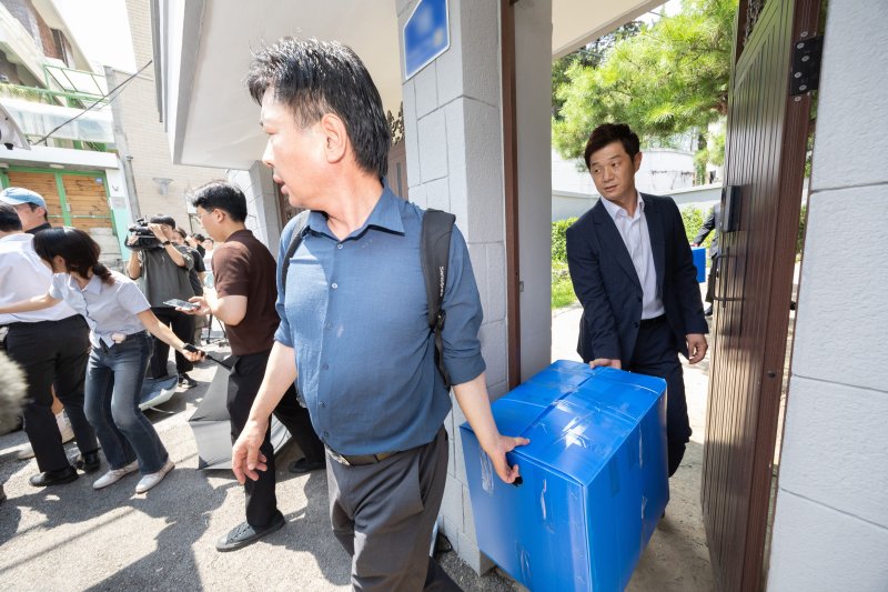 한 전 총리 강제수사 착수, 전직 대통령 부부와 함께 법정행 설까?