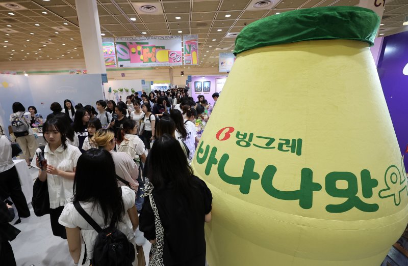24일 서울 강남구 삼성동 코엑스에서 열린 서울일러스트레이션페어vol.19를 찾은 관람객들이 전시장을 둘러보고 있다. 2025.7.24/뉴스1 ⓒ News1 김성진 기자