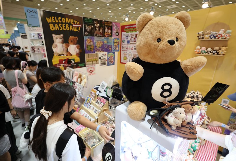 24일 서울 강남구 삼성동 코엑스에서 열린 서울일러스트레이션페어vol.19를 찾은 관람객들이 전시장을 둘러보고 있다. 2025.7.24/뉴스1 ⓒ News1 김성진 기자